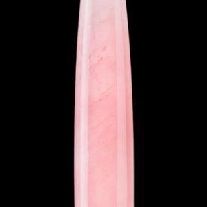 crystal-wand-rosenquarz-jasmine produktfotovor schwarzem Hintergrund