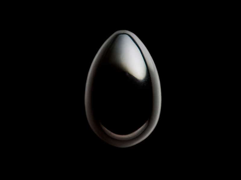 yoni-ei-schwarzer-obsidian-gross-ob1 produktfoto vor schwarzem Hintergrund