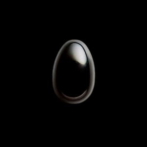 yoni-ei-schwarzer-obsidian-klein-ob1 produktfoto vor schwarzem Hintergrund