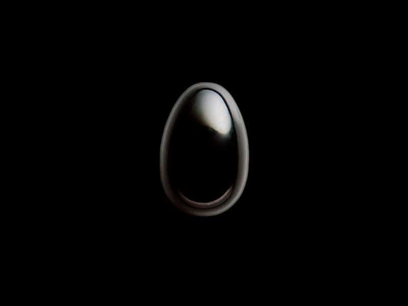 yoni-ei-schwarzer-obsidian-klein-ob1 produktfoto vor schwarzem Hintergrund