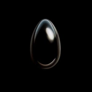 yoni-ei-schwarzer-obsidian-mittel-ob1 produktfoto vor schwarzem Hintergrund